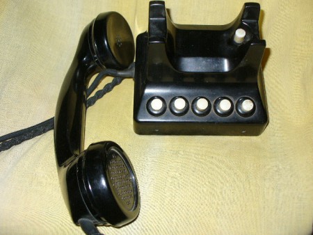 Ez egy nagyon különleges készülék. Amint látható a képen,csak egy vonalmegszakítója van. Vagy gyári hibás vagy ellopták a másikat....